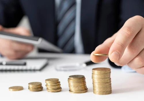 Personne qui fait des piles avec des pièces de monnaie